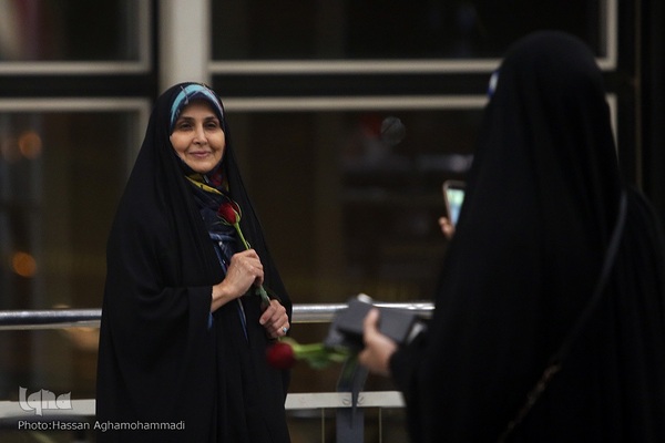 بدرقه‌ای با شاخه گل غدیر