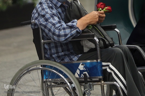 بدرقه‌ای با شاخه گل غدیر