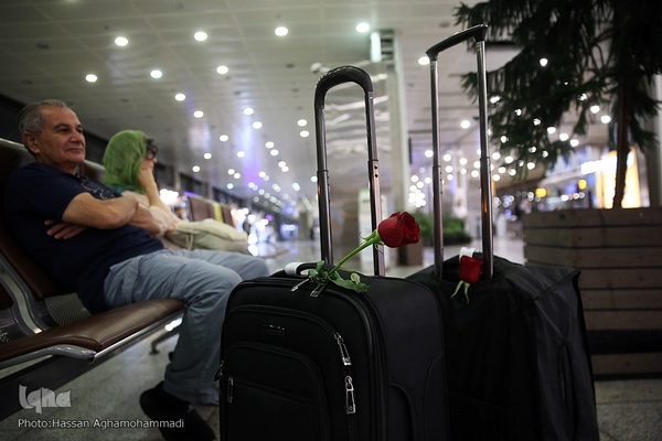 بدرقه‌ای با شاخه گل غدیر