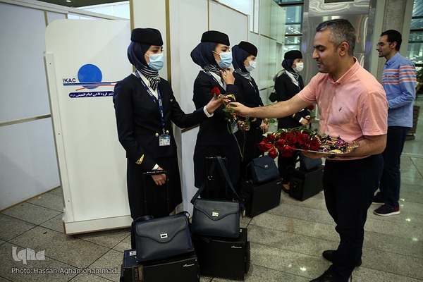 بدرقه‌ای با شاخه گل غدیر