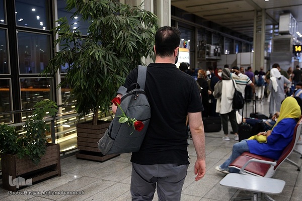 بدرقه‌ای با شاخه گل غدیر