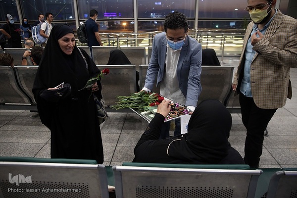 بدرقه‌ای با شاخه گل غدیر