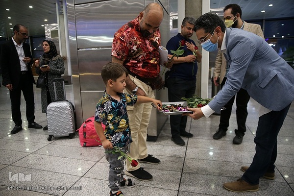 بدرقه‌ای با شاخه گل غدیر