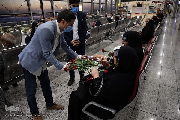 بدرقه‌ای با شاخه گل غدیر