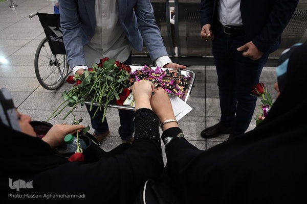 بدرقه‌ای با شاخه گل غدیر