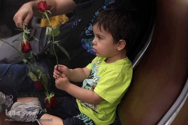 بدرقه‌ای با شاخه گل غدیر