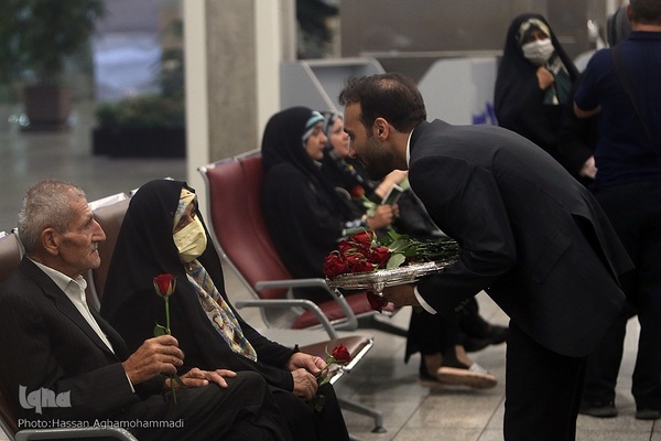 بدرقه‌ای با شاخه گل غدیر