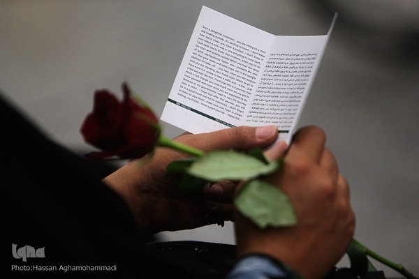 بدرقه‌ای با شاخه گل غدیر