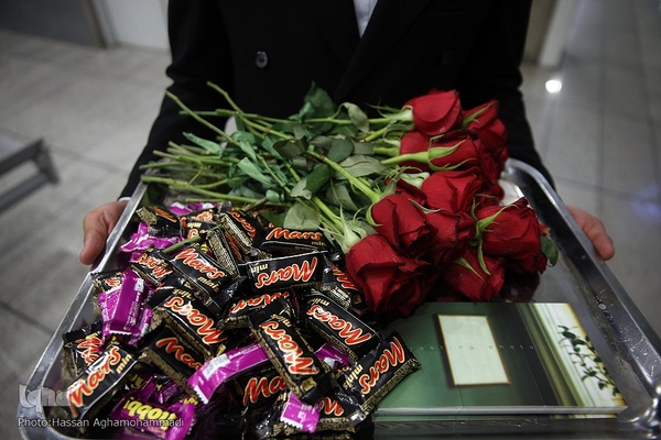 بدرقه‌ای با شاخه گل غدیر