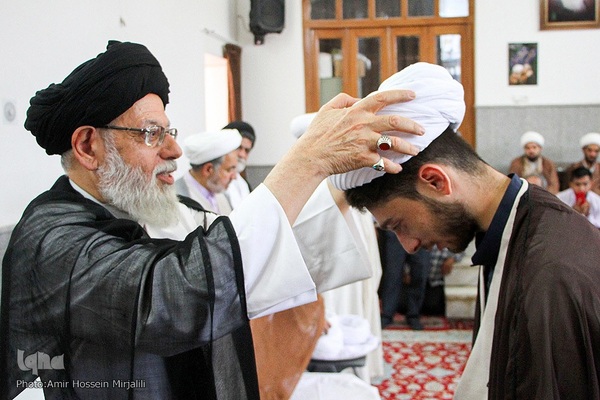 جشن غدیر وملبس شدن جمعی از طلاب در بیت آیت الله مدرسی در یزد‎‎