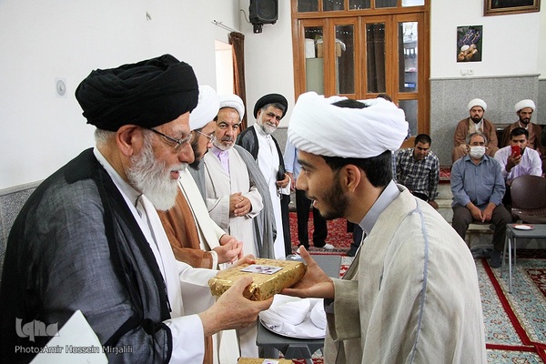 جشن غدیر وملبس شدن جمعی از طلاب در بیت آیت الله مدرسی در یزد‎‎