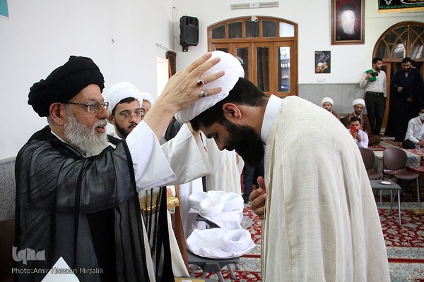 جشن غدیر وملبس شدن جمعی از طلاب در بیت آیت الله مدرسی در یزد‎‎