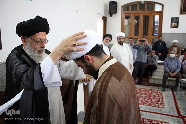 جشن غدیر وملبس شدن جمعی از طلاب در بیت آیت الله مدرسی در یزد‎‎