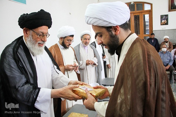 جشن غدیر وملبس شدن جمعی از طلاب در بیت آیت الله مدرسی در یزد‎‎