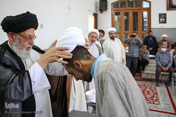 جشن غدیر وملبس شدن جمعی از طلاب در بیت آیت الله مدرسی در یزد‎‎