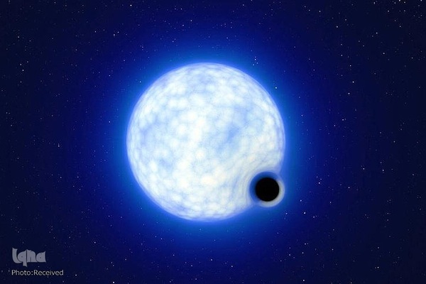 تصویری از یک ستاره درخشان بزرگ با جرم 25 برابر خورشید و یک سیاه‌چاله که به دور یکدیگر می‌چرخند.