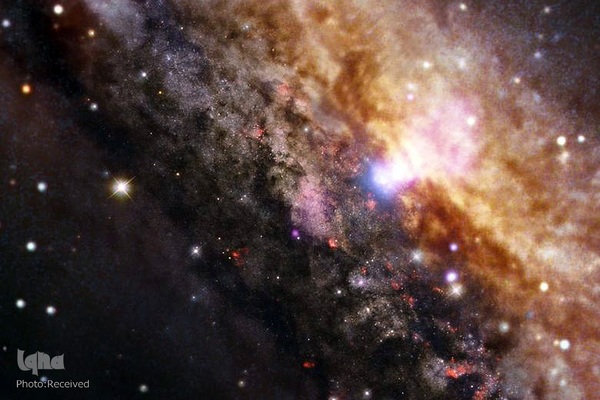 کهکشانی یا فاصله 13 میلیون سال نوری از زمین که در ظاهر کلی شبیه به کهکشان راه شیری ماست، اما حاوی یک سیاهچاله بسیار پرجرم فعال تر در ناحیه سفید نزدیک بالای آن است.