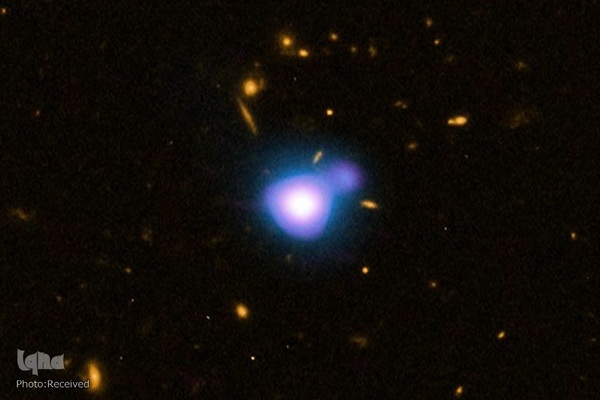 یک تصویر ترکیبی دورترین جت پرتو ایکس از یک اختروش به نام GB 1428+4217 را نشان می دهد که در فاصله 12.4 میلیارد سال نوری از زمین قرار دارد.