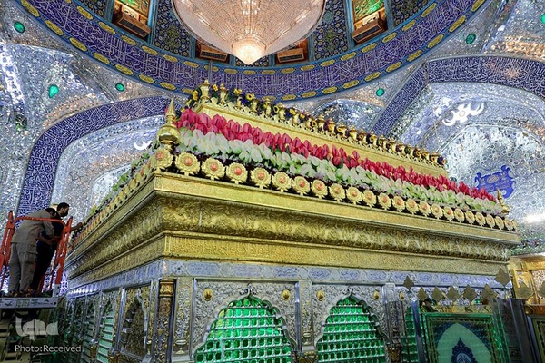 گل آرایی حرم حضرت علی(ع) به مناسبت عید غدیر