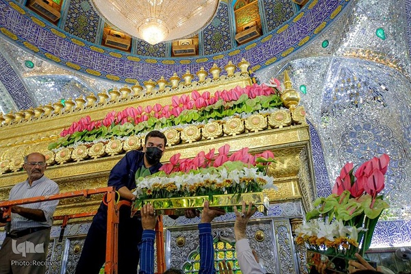 گل آرایی حرم حضرت علی(ع) به مناسبت عید غدیر