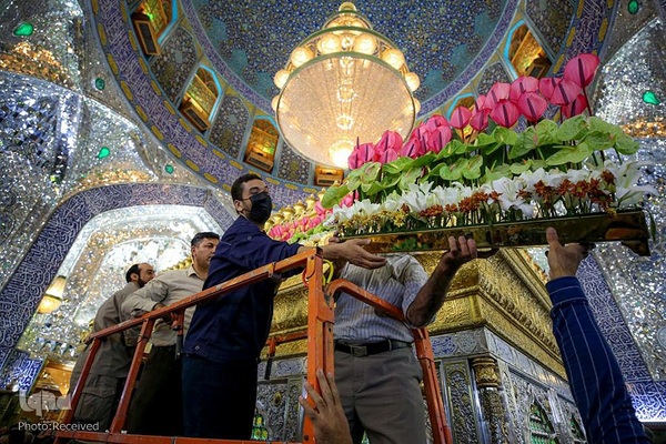 گل آرایی حرم حضرت علی(ع) به مناسبت عید غدیر