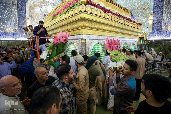 گل آرایی حرم حضرت علی(ع) به مناسبت عید غدیر