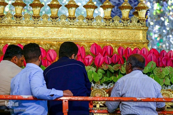 گل آرایی حرم حضرت علی(ع) به مناسبت عید غدیر