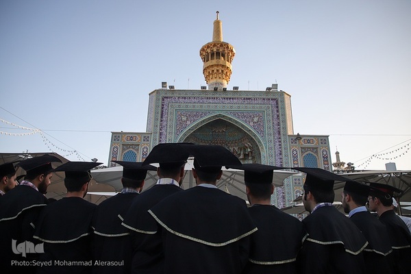 جشن فارغ‌التحصیلی دانشجویان پزشکی در حرم رضوی