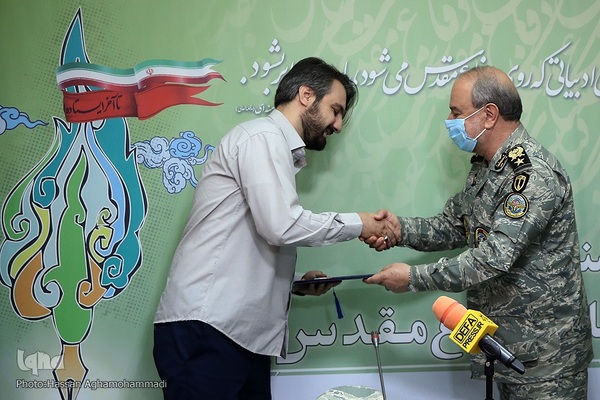 اهدای احکام دبیران علمی و اجرایی بیستمین جشنواره انتخاب بهترین کتاب سال دفاع مقدس