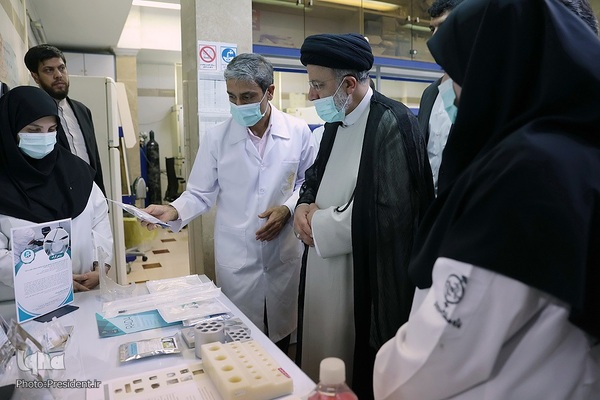 بازدید حجت‌الاسلام و المسلمین ابراهیم رییسی، رییس جمهور از بخشهای مختلف پژوهشگاه رویان جهاد‌دانشگاهی