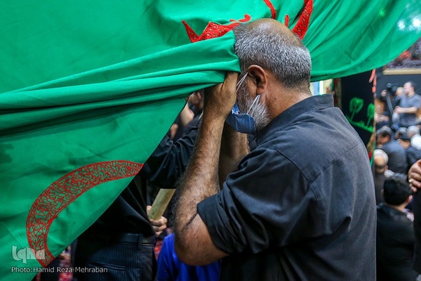 آیین طشت‌گذاری در مسجد اردبیلی‌های تهران