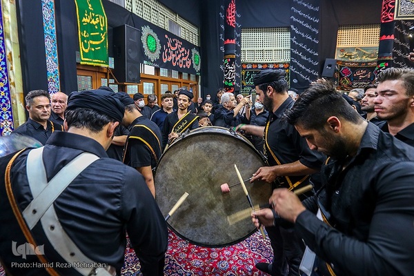 آیین طشت‌گذاری در مسجد اردبیلی‌های تهران