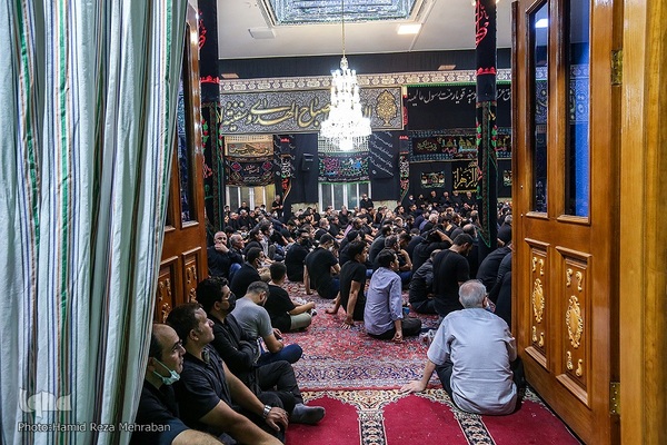 آیین طشت‌گذاری در مسجد اردبیلی‌های تهران