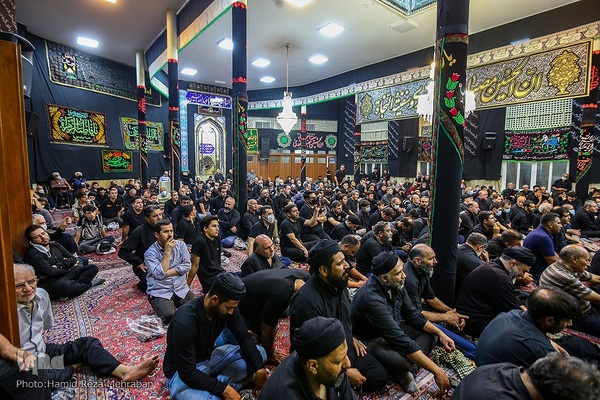 آیین طشت‌گذاری در مسجد اردبیلی‌های تهران