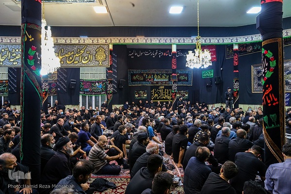 آیین طشت‌گذاری در مسجد اردبیلی‌های تهران