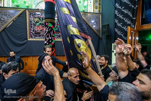 آیین تشت گذاری در مسجد مرکزی اردبیلی ها