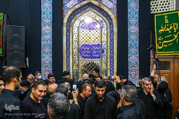 آیین طشت‌گذاری در مسجد اردبیلی‌های تهران