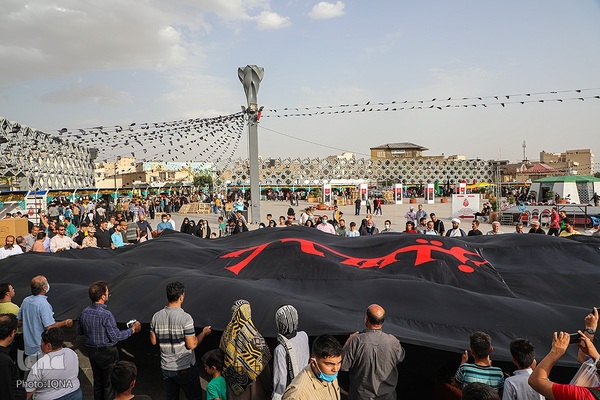 اهتزاز پرچم حضرت سیدالشهدا در میدان امام حسین علیه السلام