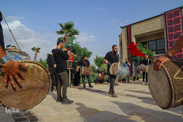 آیین برافراشتن پرچم حسینی بر فراز بلندترین سکوی پرچم ایران