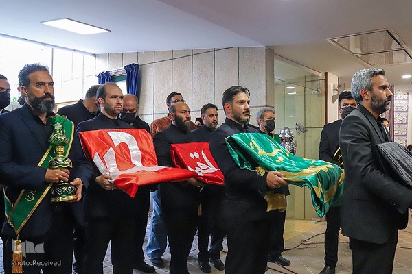 آیین برافراشتن پرچم حسینی بر فراز بلندترین سکوی پرچم ایران