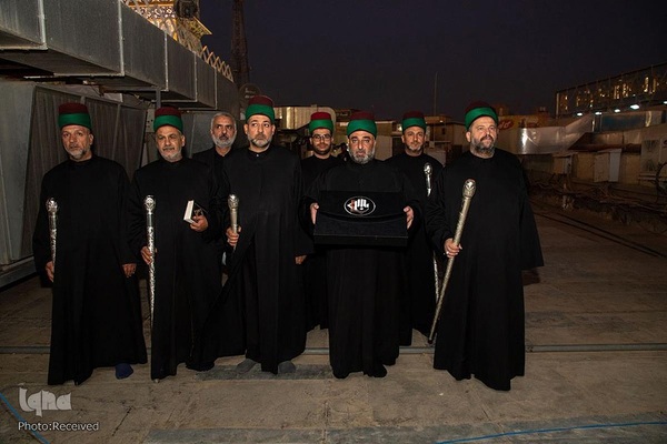 تعویض پرچم حرمین شریفین در کربلا به مناسبت فرارسیدن ماه محرم