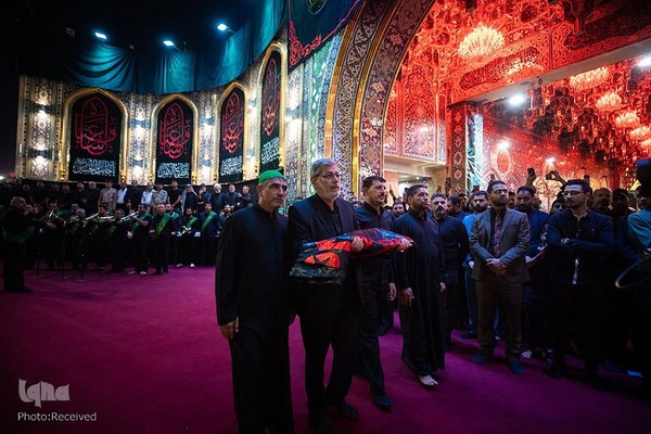 تعویض پرچم حرمین شریفین در کربلا به مناسبت فرارسیدن ماه محرم