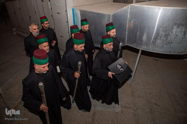 تعویض پرچم حرمین شریفین در کربلا به مناسبت فرارسیدن ماه محرم