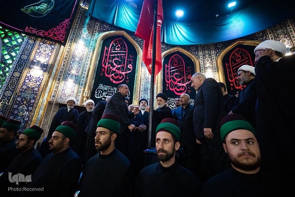 تعویض پرچم حرمین شریفین در کربلا به مناسبت فرارسیدن ماه محرم