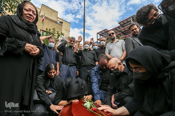 تشییع پیکر هنرمند انقلابی حبیب الله صادقی