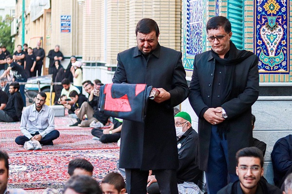 تعویض پرچم حسینیه اعظم زنجان‎‎