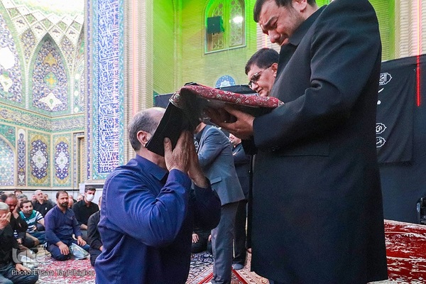 تعویض پرچم حسینیه اعظم زنجان‎‎