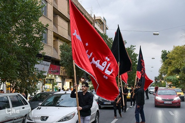 حسینیه ایران؛ بیرق‌کشی بچه هیئتی‌های شیراز