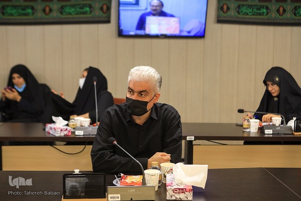 رونمایی کتاب هلوهای تپه بالایی