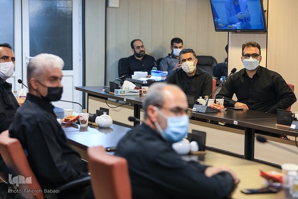 رونمایی کتاب هلوهای تپه بالایی